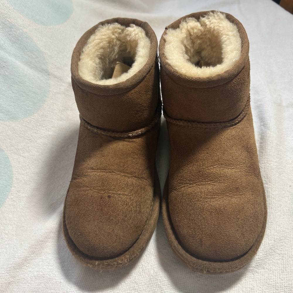 UGG Kids Classic Mini II Suede Boots – Chestnut – Size 13 (S/N 1017715K)